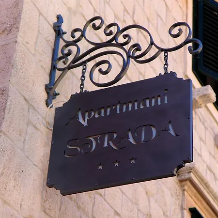 Strada *